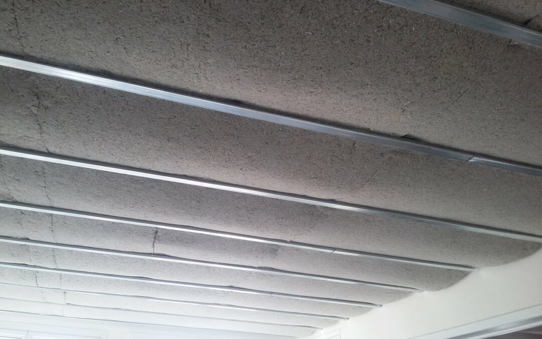 Isolation phonique d'un plafond avec des panneaux de ouate de cellulose