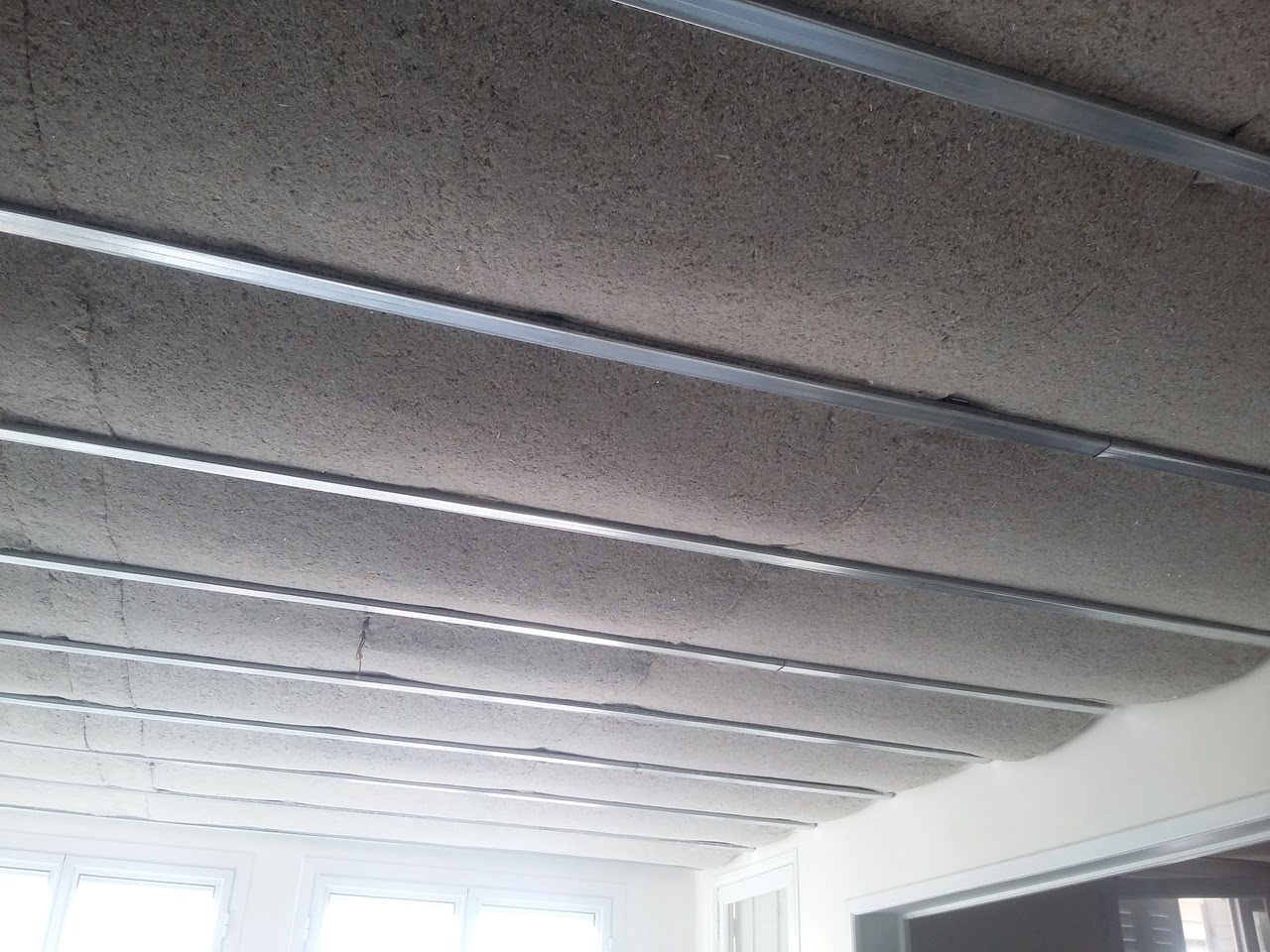 Isolation phonique d'un plafond avec des panneaux de ouate de cellulose