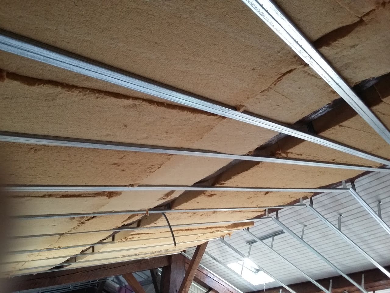 Isolation thermique d'une toiture avec un isolant en laine de bois